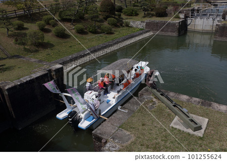 愛知縣愛西市漂浮在水道上的觀光船 101255624