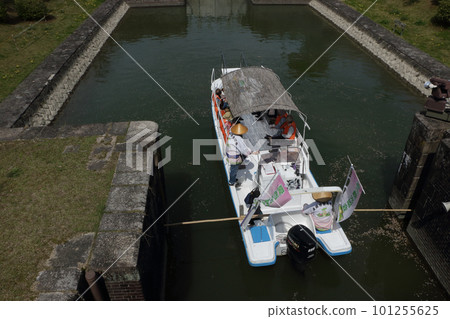 愛知縣愛西市漂浮在水道上的觀光船 101255625