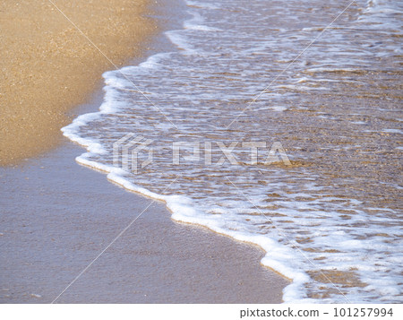 平靜而美麗的海浪。 101257994