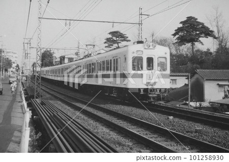 1973 年 12 月 19 日，在地面時代的小田急總谷谷大倉成城學園前行駛的 2400 型 8 輛特快列車 101258930