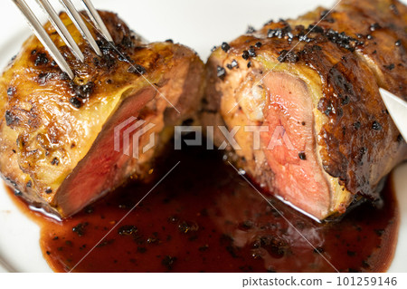 Pigeon meat and foie gras wrapped in cabbage 101259146