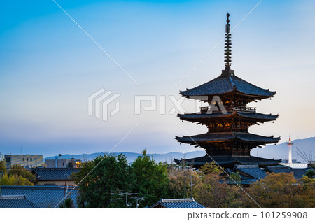 Kyoto Yasaka Pagoda at dusk 101259908