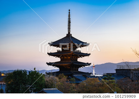 Kyoto Yasaka Pagoda at dusk 101259909