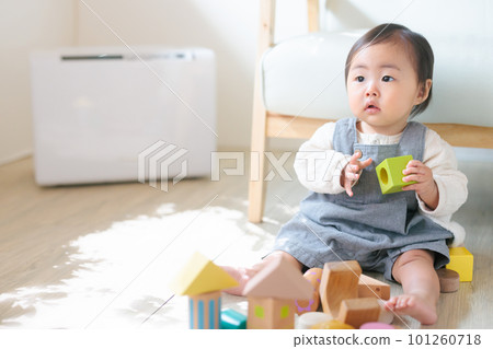 A room with a humidifier Baby playing with building blocks A room with a humidifier Baby playing with building blocks 101260718