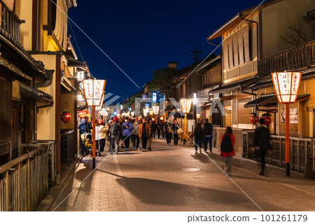 外國遊客回國時的京都花見小路 ※2023年春 101261179