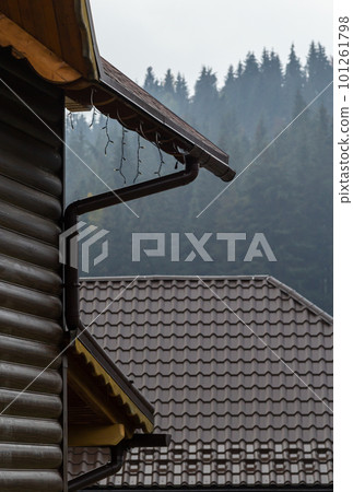 Holder gutter drainage system on the roof. Drain on the roof of the house. Roof drainage. Water drainage from the roof Holder gutter drainage system on the roof. Drain on the roof of the house. Roof drainage. Water drainage from the roof 101261798