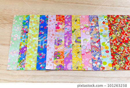 五顏六色的摺紙和千代紙在桌子上排成一排 101263238