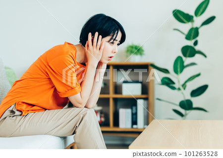 在客廳裡痛苦的年輕女子 在客廳裡痛苦的年輕女子 101263528