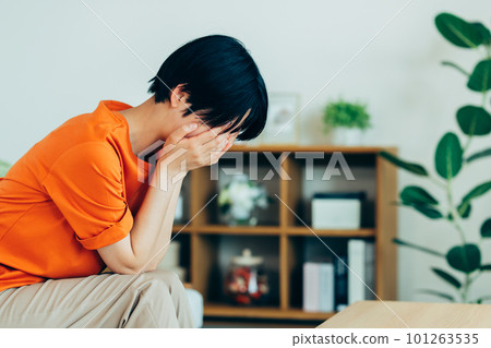 在客廳裡痛苦的年輕女子 在客廳裡痛苦的年輕女子 101263535