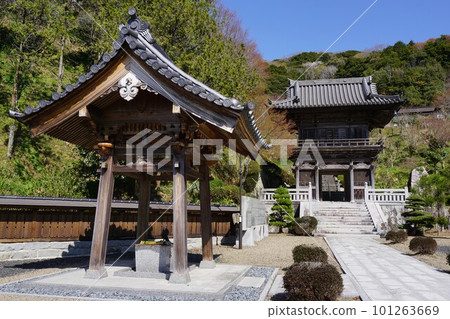 Genjuji Temple, a temple of the Soto sect in Misaki Town, Okayama Prefecture: Chozuya and Sanmon Genjuji Temple, a temple of the Soto sect in Misaki Town, Okayama Prefecture: Chozuya and Sanmon 101263669