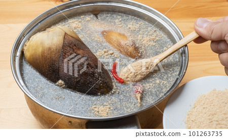 Put the bamboo shoots, rice bran, and chili peppers in a pan to remove the bitterness. 101263735