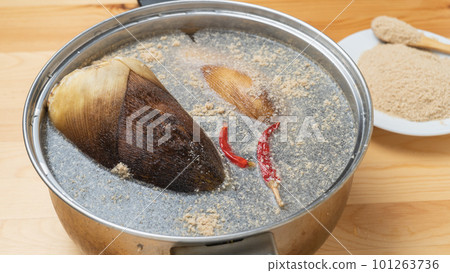 Put the bamboo shoots, rice bran, and chili peppers in a pan to remove the bitterness. Put the bamboo shoots, rice bran, and chili peppers in a pan to remove the bitterness. 101263736