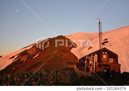 Echigokoma 沒有小屋被早晨的陽光照亮 101264374