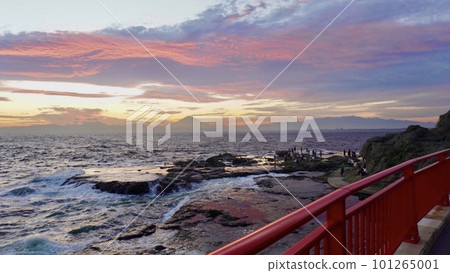海上紅橋、富士山和夕陽的景色 101265001