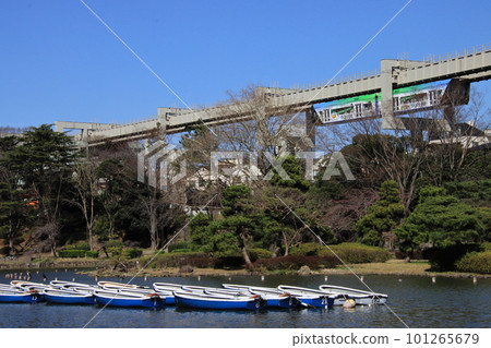 Chiba city monorail and a boat floating on a park pond [At Chiba Park, Chiba City, Chiba Prefecture] 101265679