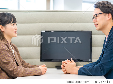 商人和女商人在私人攤位交談 商人和女商人在私人攤位交談 101265813