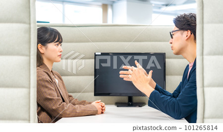 商人和女商人在私人攤位交談 商人和女商人在私人攤位交談 101265814