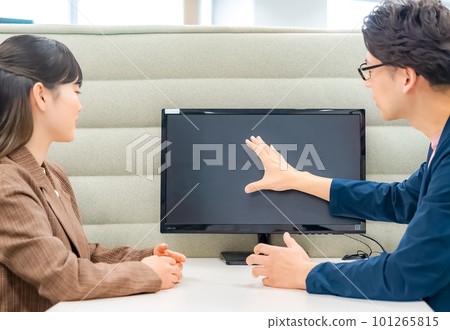 商人和女商人在私人攤位交談 商人和女商人在私人攤位交談 101265815