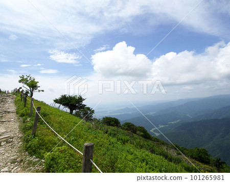 伊吹山長廊和山景 101265981