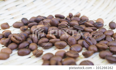 咖啡豆在烘焙後在漏勺中冷卻 101266162