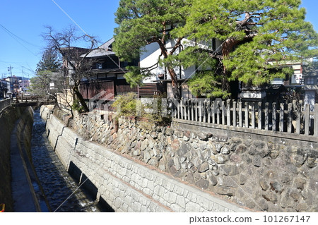 The season of waiting for the spring cherry blossoms seen from the Enago River in Takayama, Little Kyoto 101267147