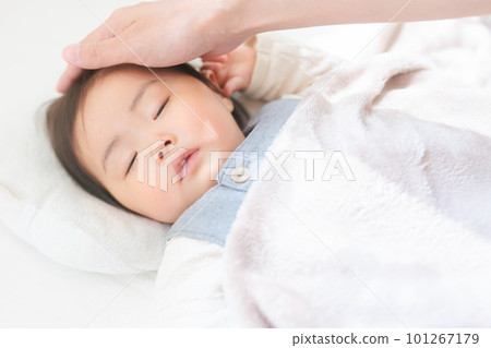 Putting him to sleep Baby falling asleep after being stroked on the head 101267179