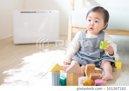 有加濕器的房間 寶寶玩積木 101267182