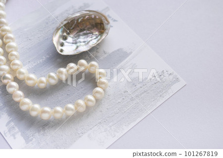 Pearl necklace Pearl necklace 101267819