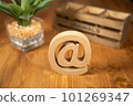 @mark，桌上擺放的植物和飾品 101269347