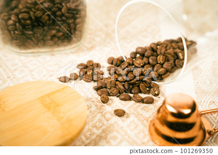 咖啡豆灑在桌布上 咖啡豆灑在桌布上 101269350