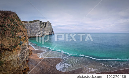 Sightseeing view to the wonderful cliffs of Etretat washed by the waves of the blue sea water, La Manche Channel. Famous Falaise d'Aval coastline in Normandy, France 101270486