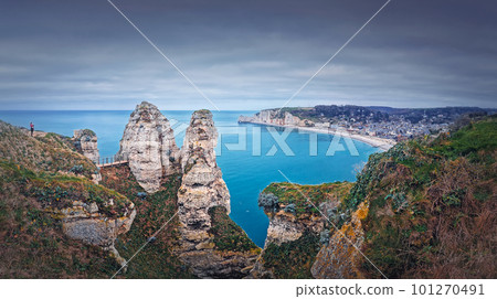 Beautiful panoramic view to the Etretat village and beach resort from the famous Falaise d'Aval cliffs in Normandy, France 101270491