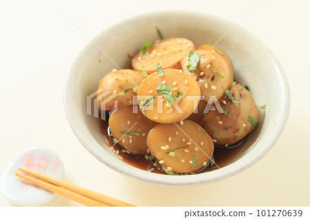 Sweet and spicy simmered new potatoes, a taste of spring 101270639