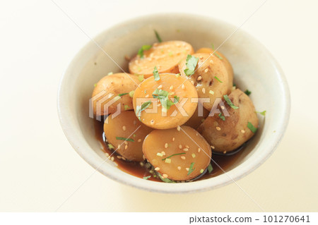 Sweet and spicy simmered new potatoes, a taste of spring 101270641