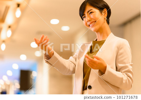 在辦公室工作的女商人 101271678