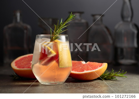 Cocktail gin tonic with ice, rosemary, and grapefruit. 101272166
