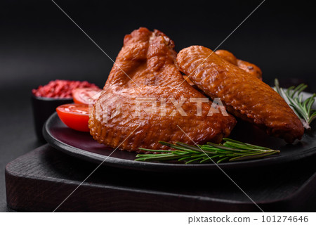 Delicious grilled chicken wings with spices and herbs 101274646