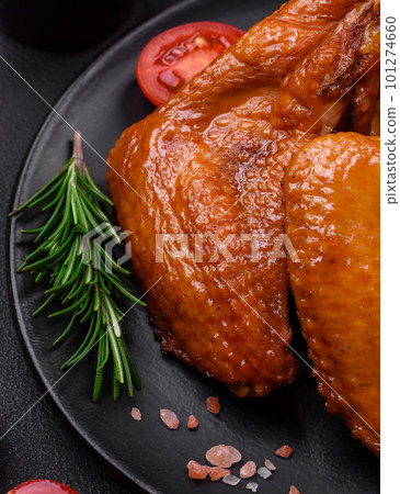 Delicious grilled chicken wings with spices and herbs 101274660