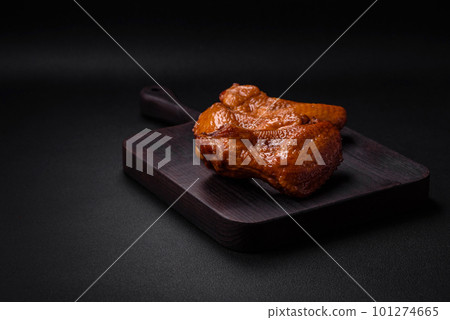 Delicious grilled chicken wings with spices and herbs 101274665