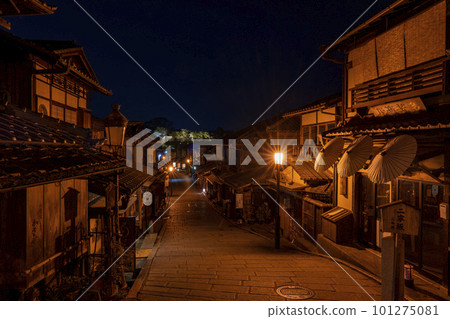 [Kyoto] Night view of Higashiyama and Kiyomizu-dera approach in spring 101275081