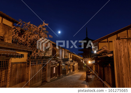 [京都]春天的東山夜景和清水寺 101275085