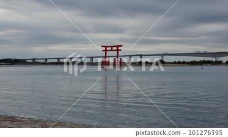 站在海面上的大鳥居 站在海面上的大鳥居 101276595