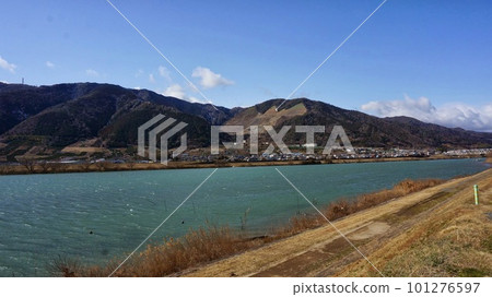 從橋上看到的山 101276597