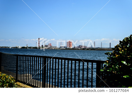 從橫濱鶴見線海芝浦站看到的工廠區風景 從橫濱鶴見線海芝浦站看到的工廠區風景 101277084