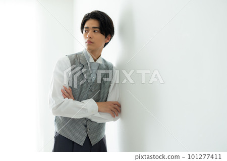 穿燕尾服的男新郎 101277411