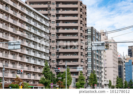 公寓排成一排的住宅區 公寓排成一排的住宅區 101278012
