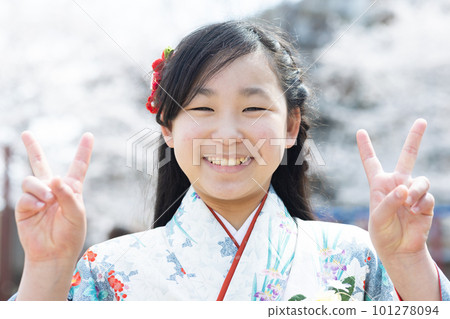 Elementary school students wearing hakama graduating from elementary school 101278094