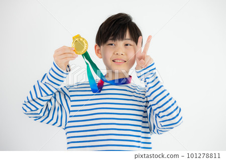 獎牌獲得者杯表彰小學生 101278811