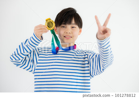 獎牌獲得者杯表彰小學生 101278812