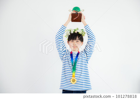 獎牌獲得者杯表彰小學生 獎牌獲得者杯表彰小學生 101278818